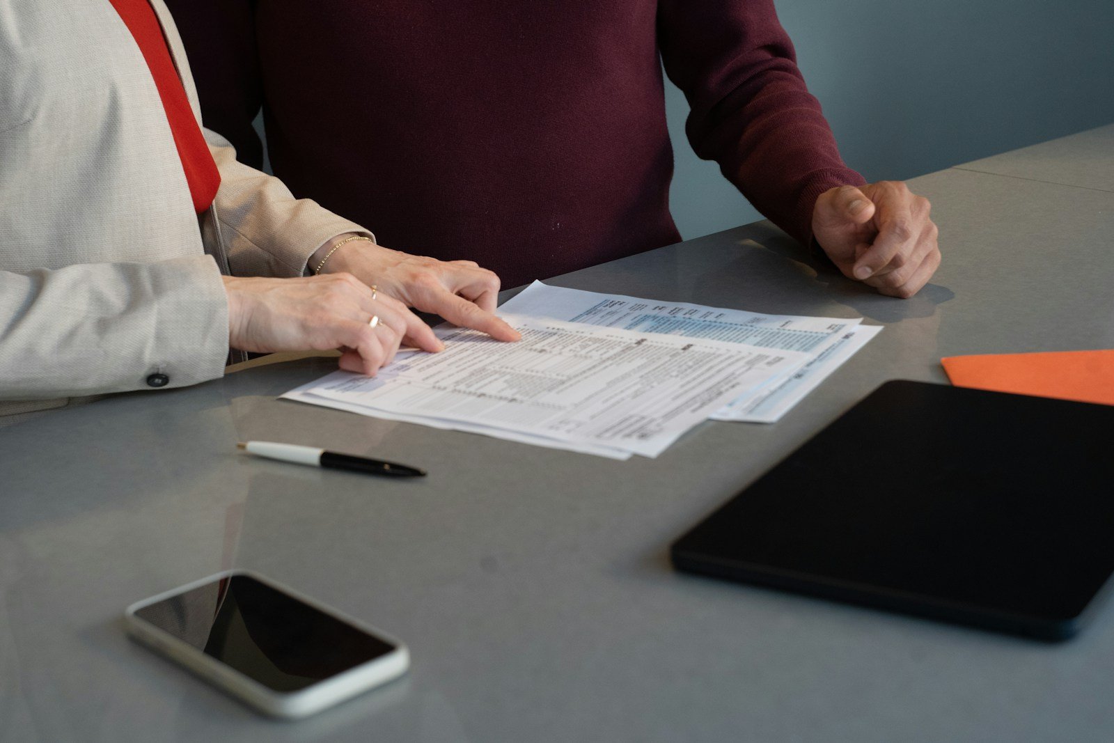 Deux personnes examinent des documents de travail